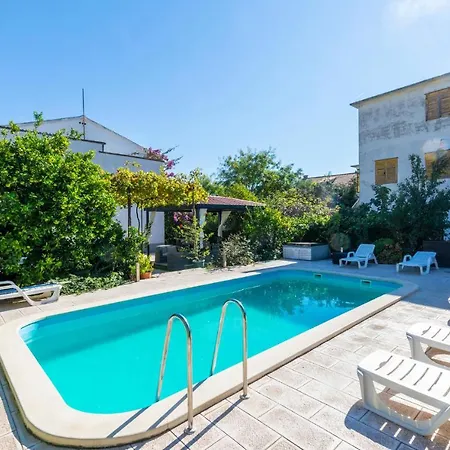 Kastel Stari 96 With Outdoor Swimmingpool * Kaštela