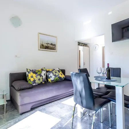Kastel Stari 96 With Outdoor Swimmingpool