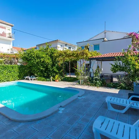 Διαμέρισμα Kastel Stari 96 With Outdoor Swimmingpool *