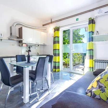 דירה Lovely In Kastel Stari With Kitchen