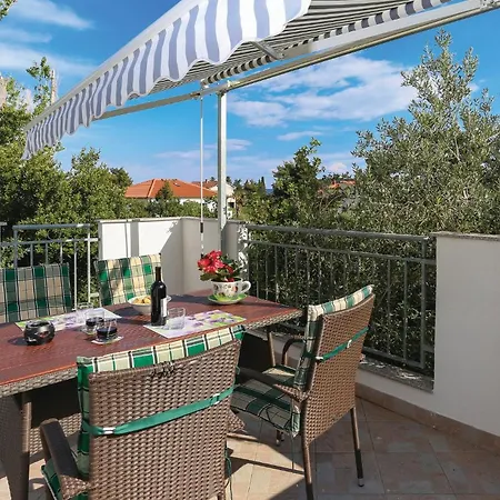 Διαμέρισμα Kastel Stari 96 With Outdoor Swimmingpool